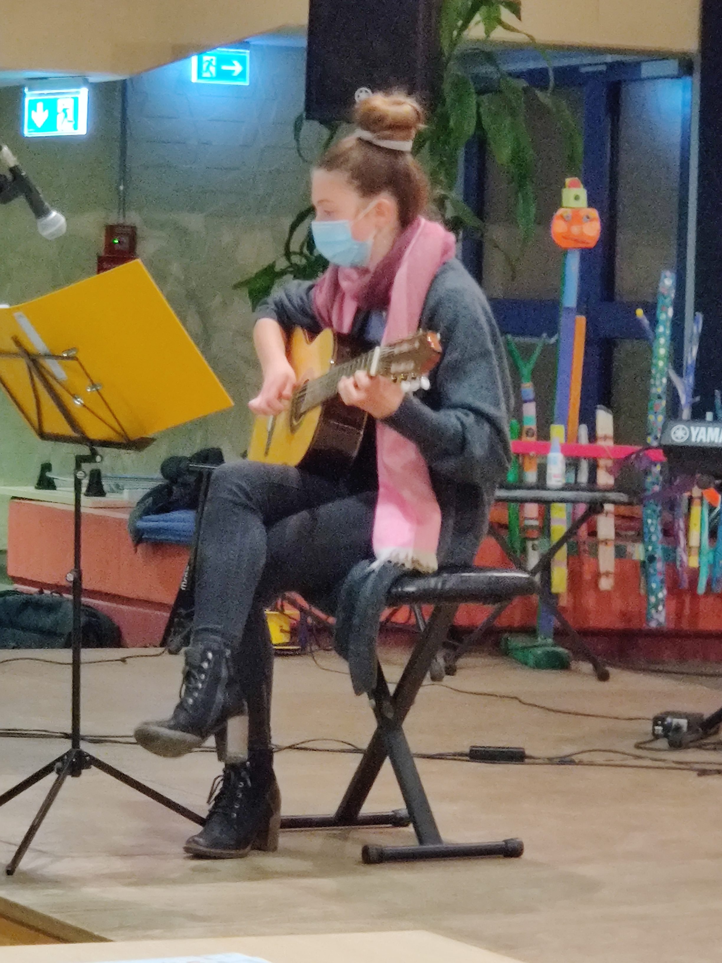 Marla Mühlberg an der Gitarre
