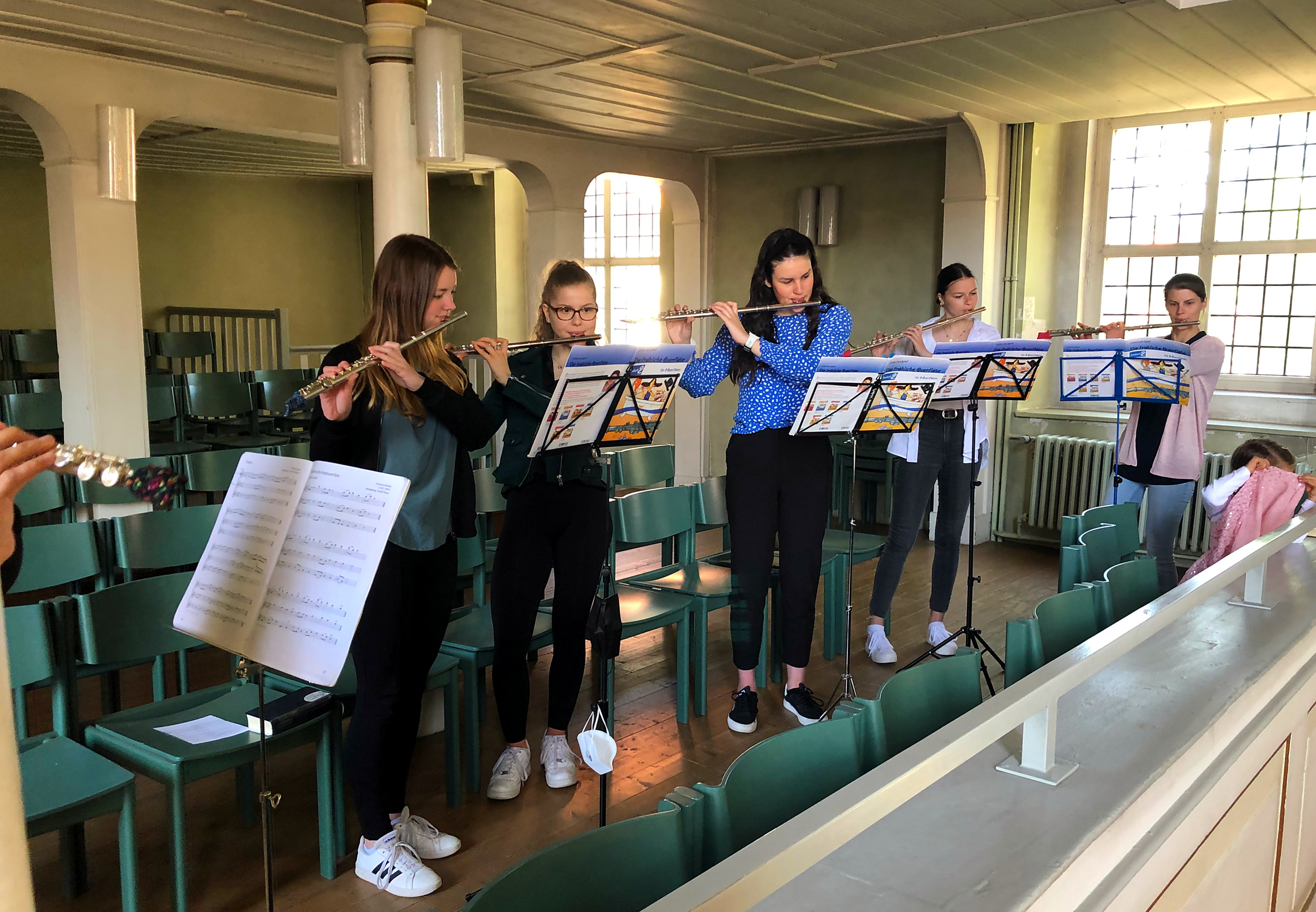 Querfloetenensemble der Kreismusikschule beim Gottesdienst in der St. Jacobi Schlosskirche in Osterode