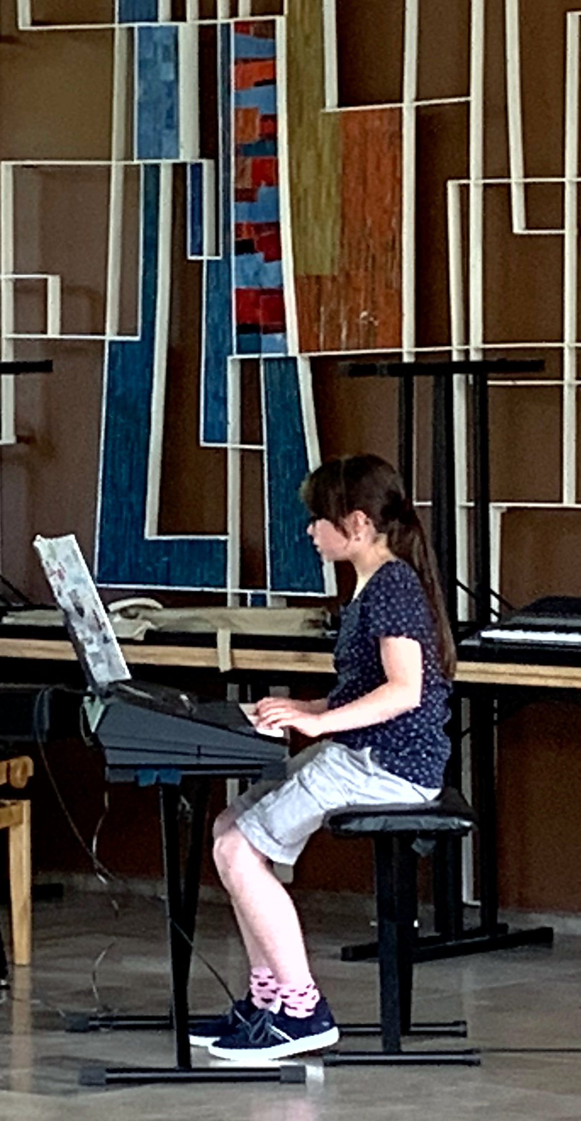 Mädchen am Keyboard beim Konzert der Kreismusikschule in Osterode