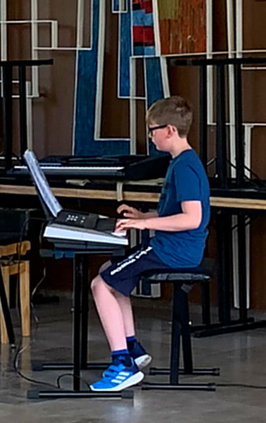 Junge am Keyboard beim Konzert der Kreismusikschule in Osterode