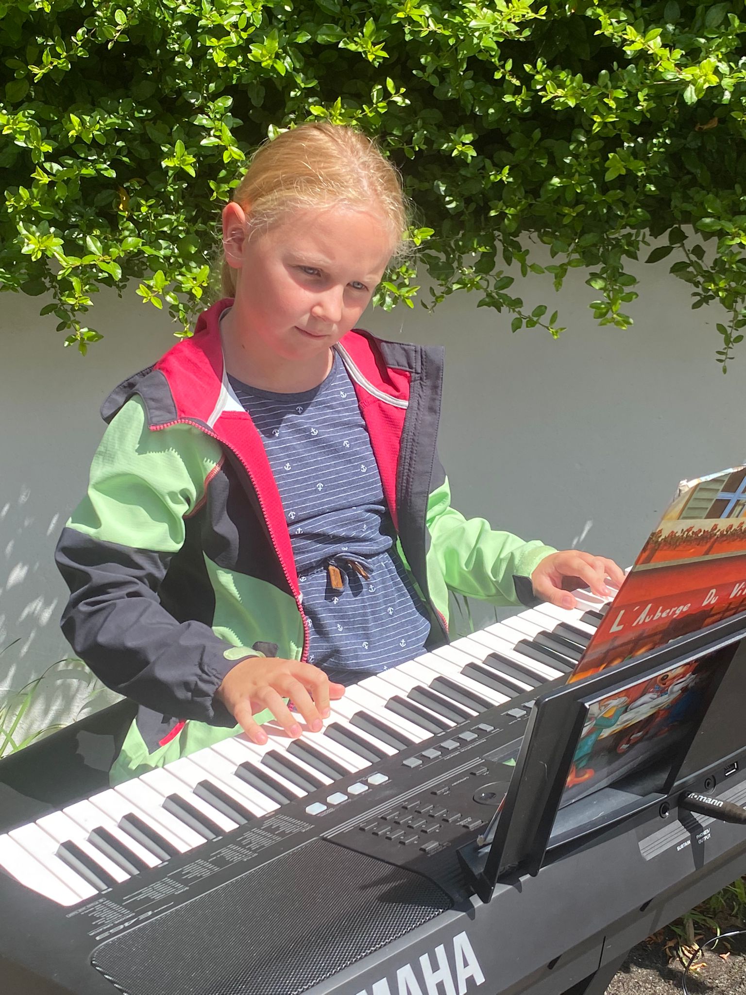 Mädchen am Keyboard beim Schnuppertag der Kreismusikschule Osterode