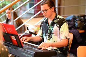 Keyboardspieler beim Konzert Einheit in Vielfalt in Osterode
