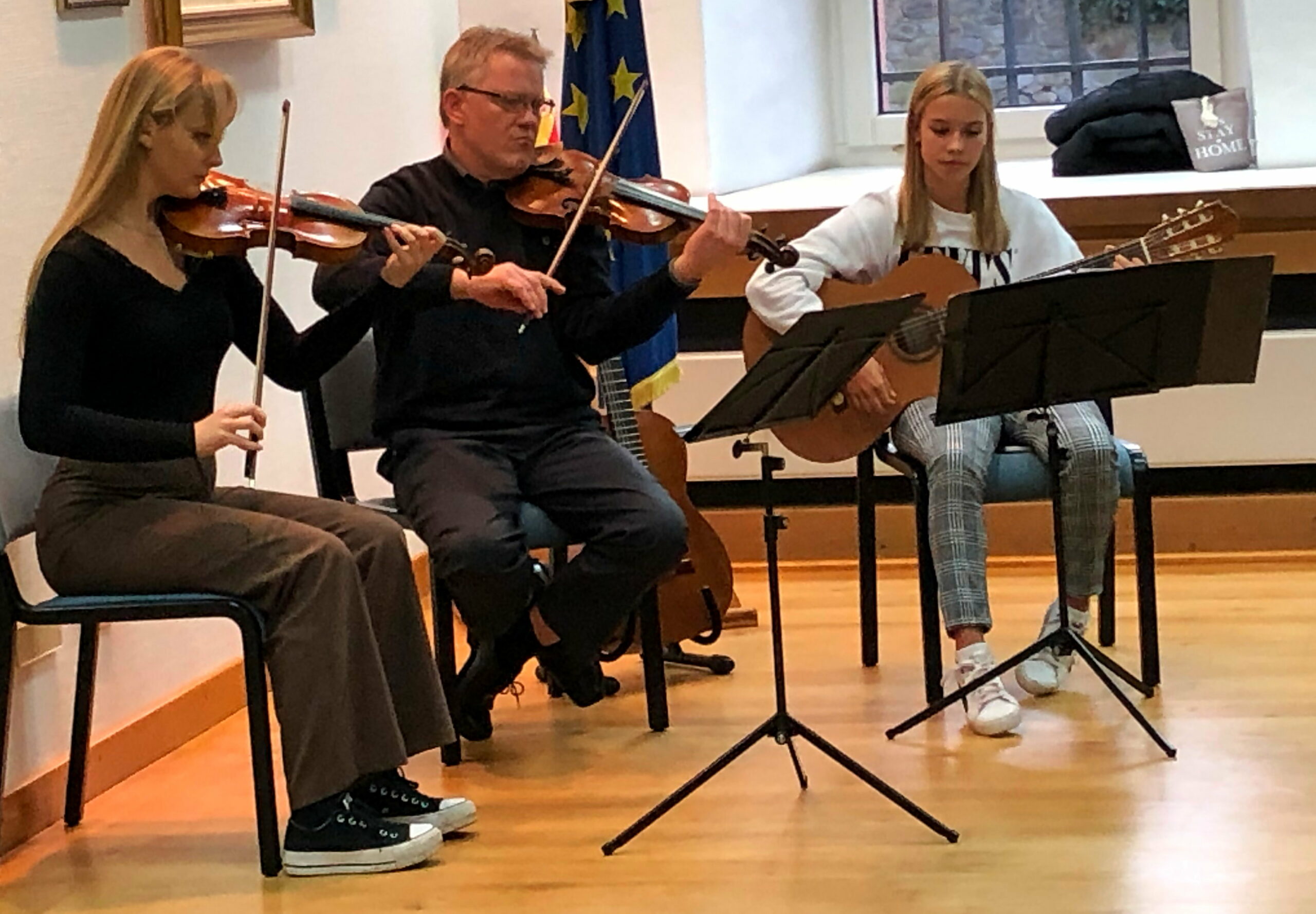 Geigen und Gitarre beim Konzert lyrisches Rathaus Osterode der Kreismusikschule Göttingen