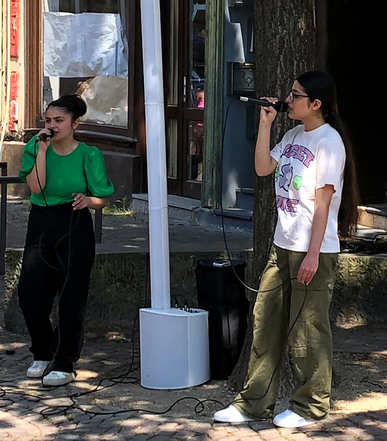 Sejoud und Faten singen bei der Straßenmusikaktion der Kreismusikschule Göttingen in Osterode