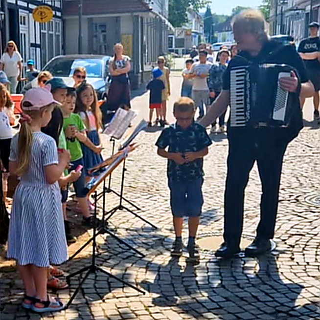 Musikschullehrer der Kreismusikschule Göttingen Osterode, Wolfang Kahl, mit Akkordeon