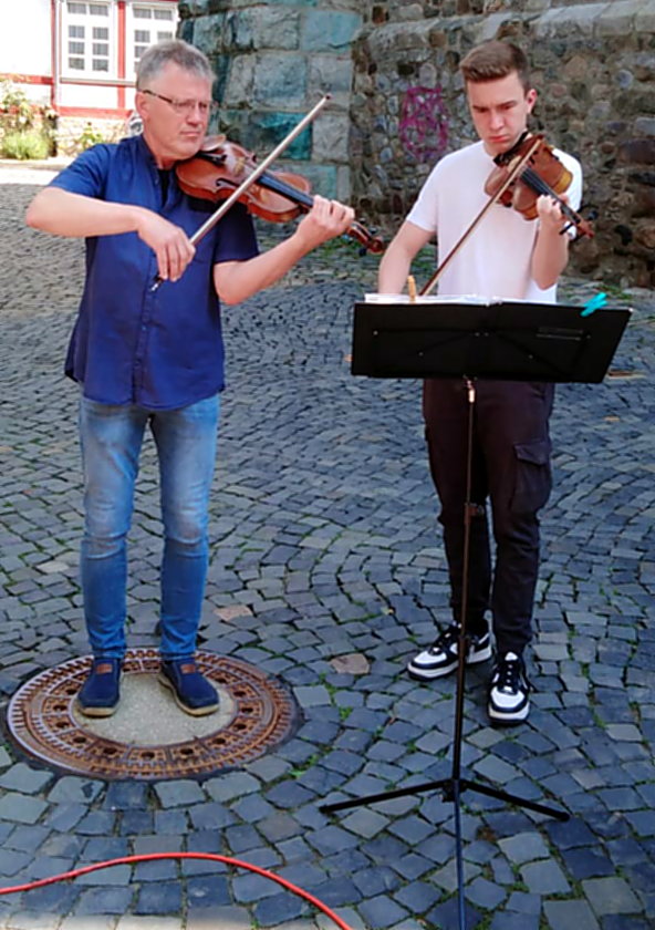 Violinenspieler bei der Straßenmusikaktion der Kreismusikschule Göttingen Osterode