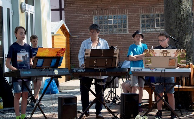 Auftritt Keyboardschüler der Kreismusikschule Göttingen in Bilshausen