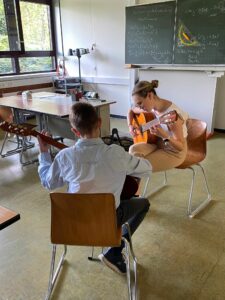 Tag der offenen Tür der Kreismusikschule in Hann. Münden, Gitarrenlehrerin mit Schüler