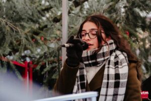 Sejoud-Al-Khatib beim Gesangsbeitrag der Kreismusikschule Göttingen zum Weihnachtsmarkt Osterode