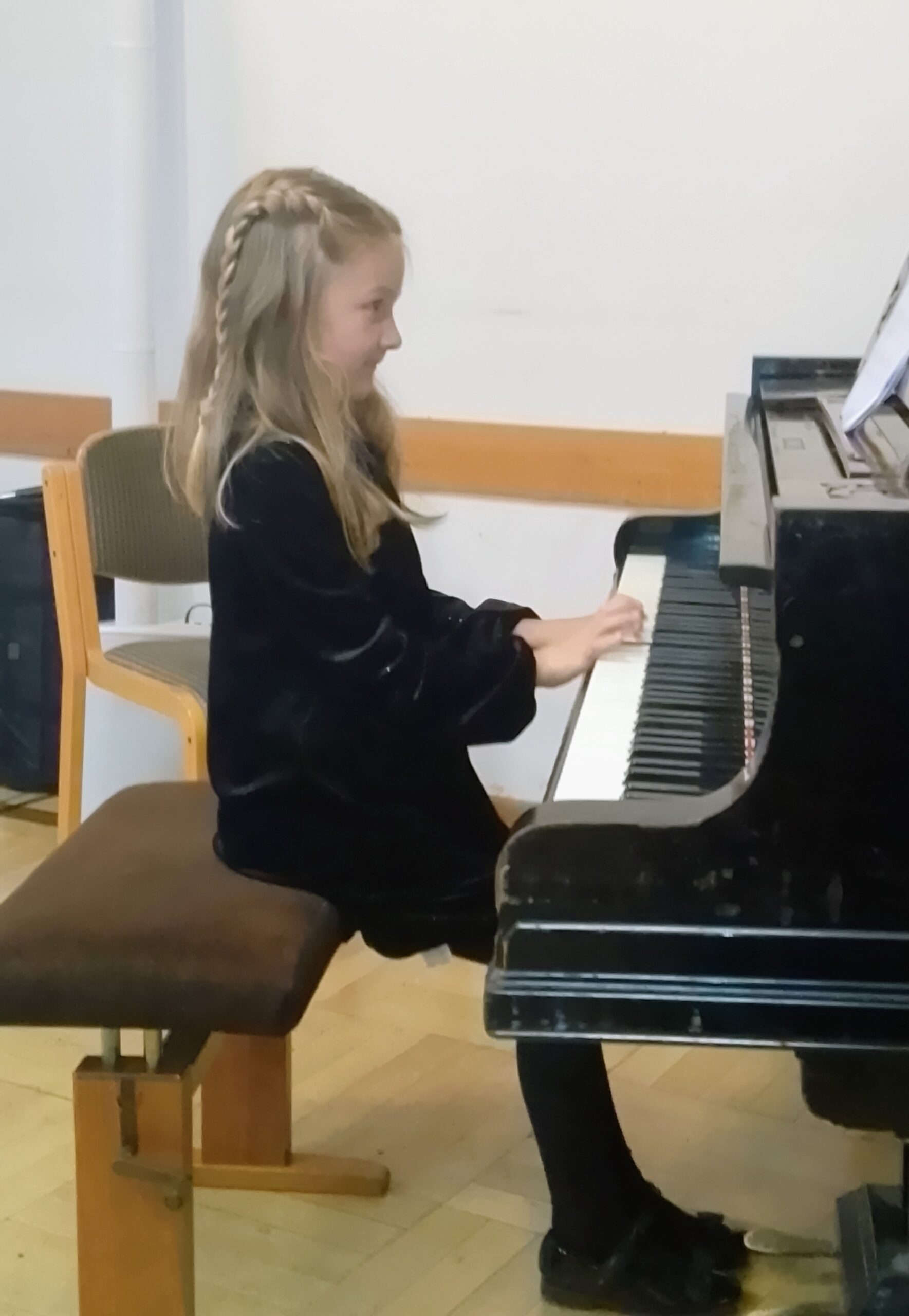 Blondes, kleines Mädchen am Klavier beim Konzert Filmmusik der Kreismusikschule Göttingen