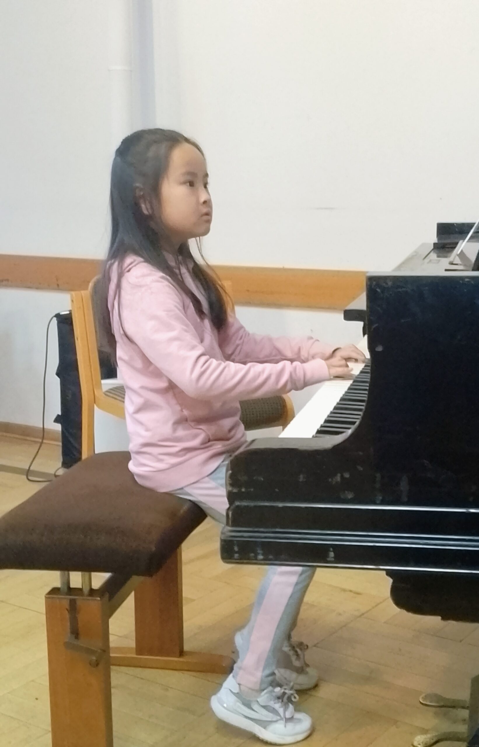 Schwarzhaariges, kleines Mädchen am Klavier beim Konzert Filmmusik der Kreismusikschule Göttingen