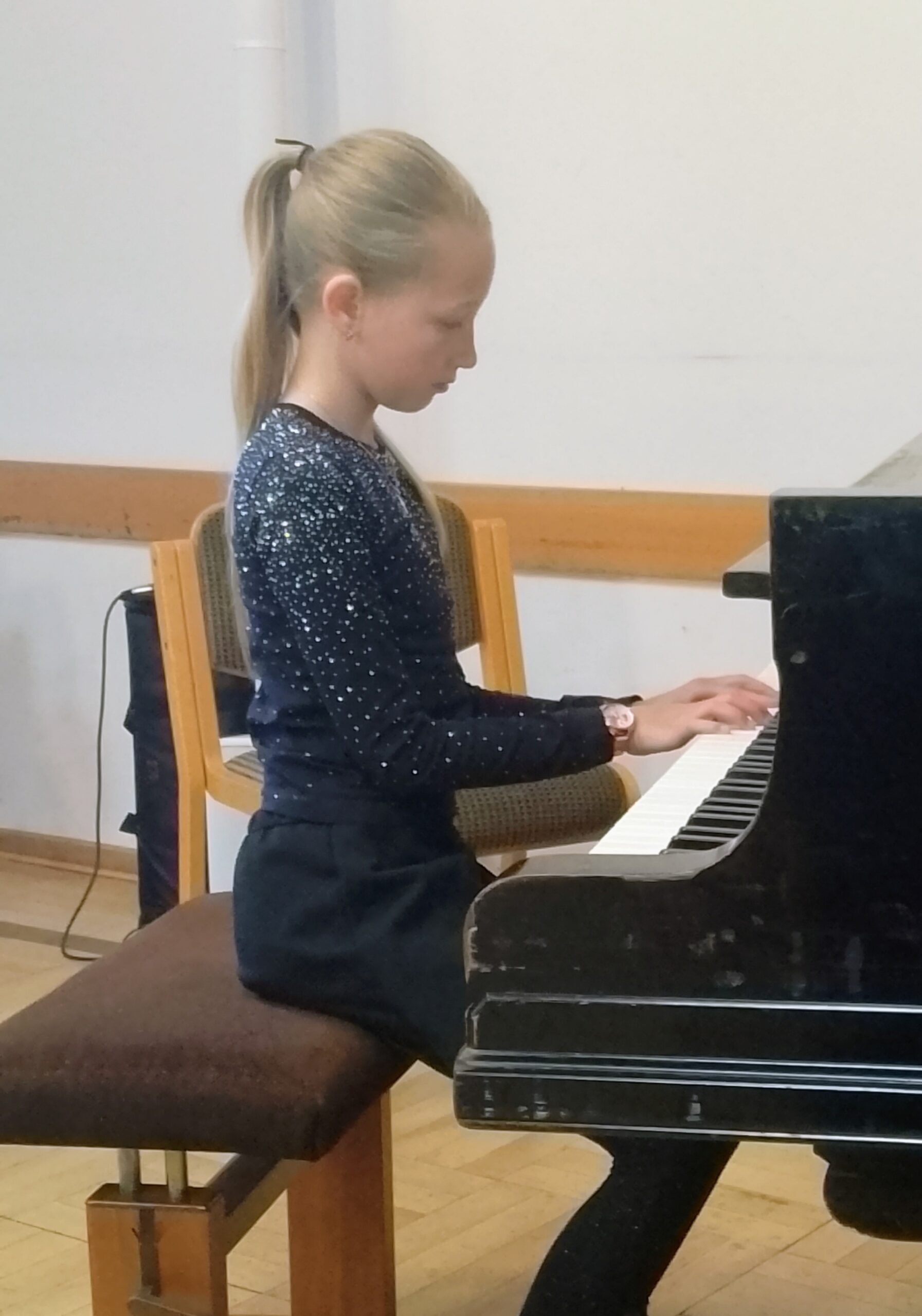 Blondes Mädchen mit Pferdeschwanz am Klavier beim Konzert Filmmusik der Kreismusikschule Göttingen