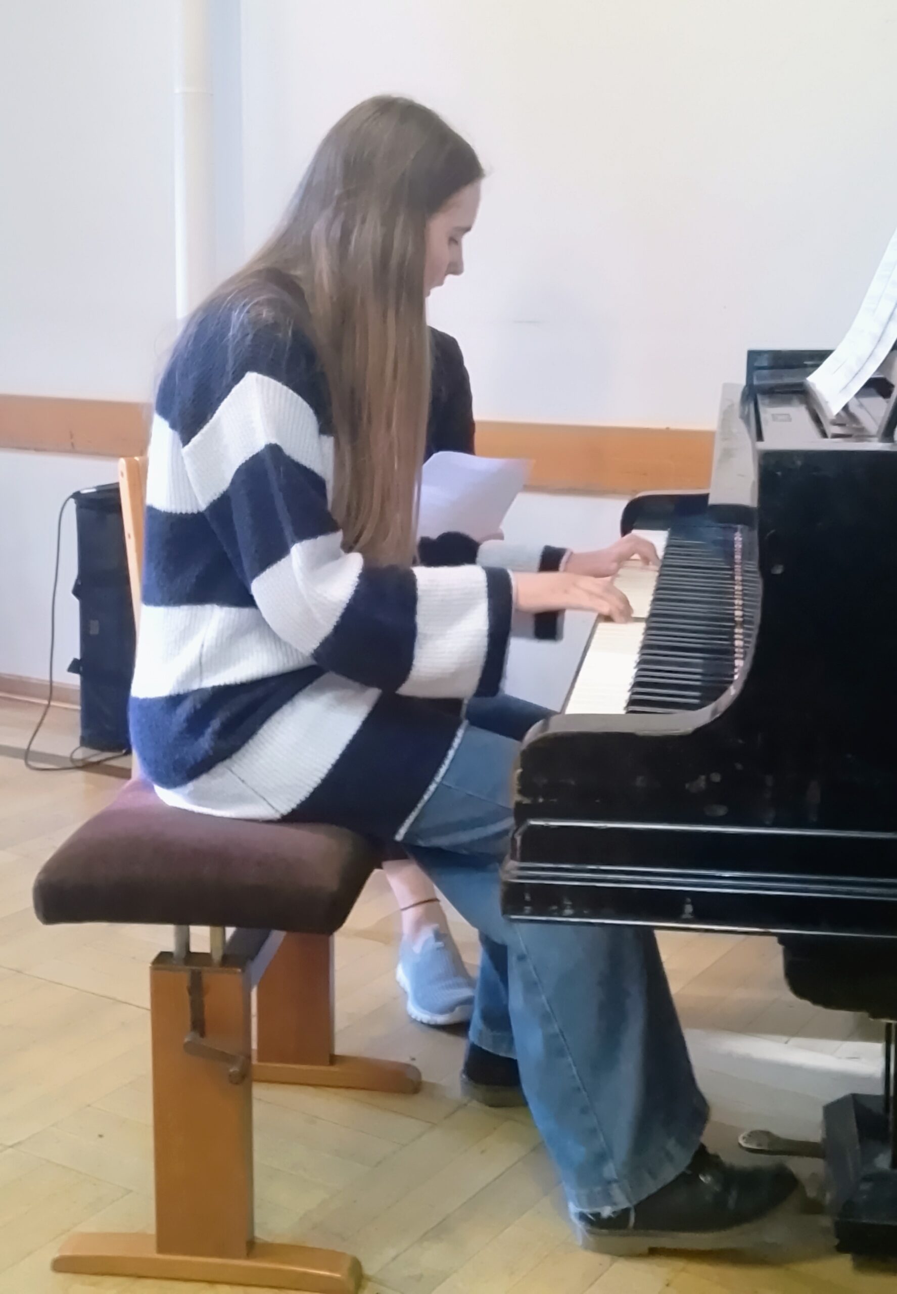 Langhaariges Mädchen am Klavier beim Konzert der Kreismusikschule in Göttingen