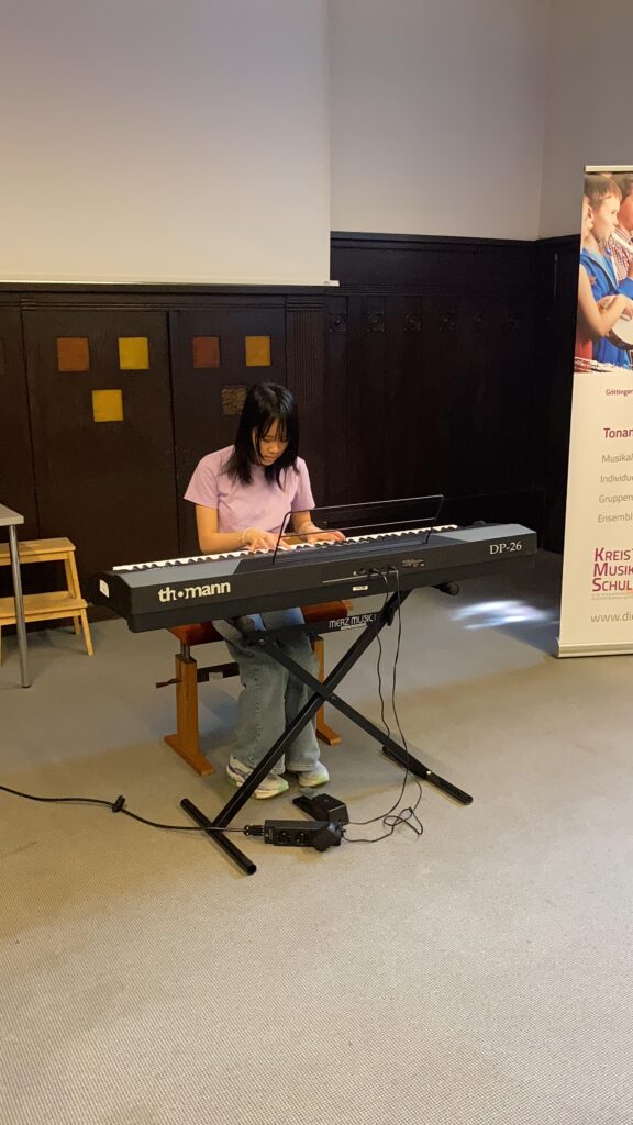 Mädchen am E-Piano beim Tag der offenen Tür der Kreismusikschule Göttingen