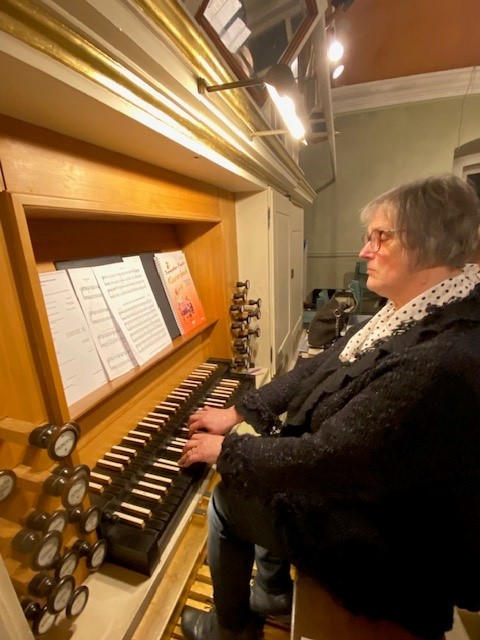 Organistin beim Weihnachtskonzert der Kreismusikschule Göttingen in der St. Jacobi Schlosskirche